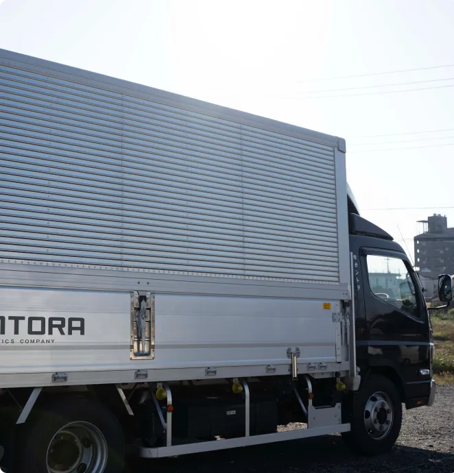 停車する大型の銀色トラック