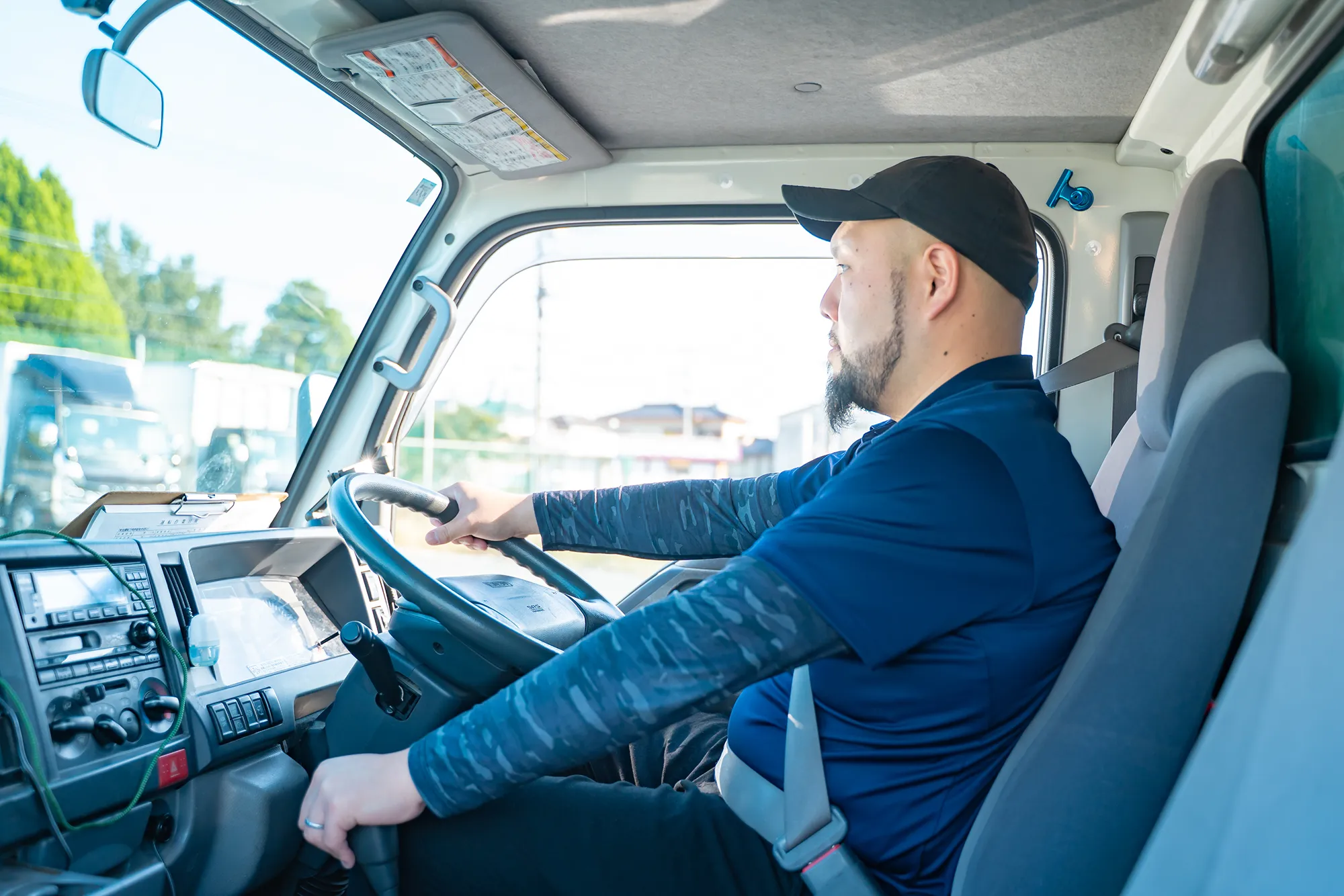 運転席で前方を見て操縦するドライバー