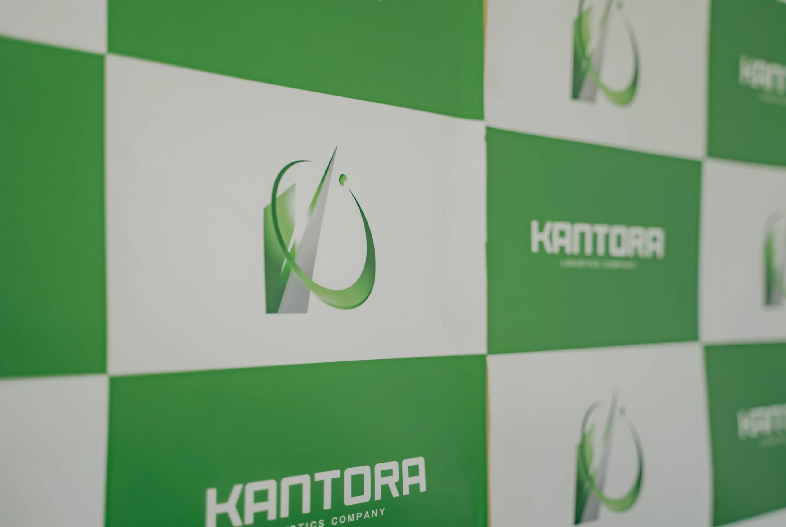 KNATORAのロゴ入り背景