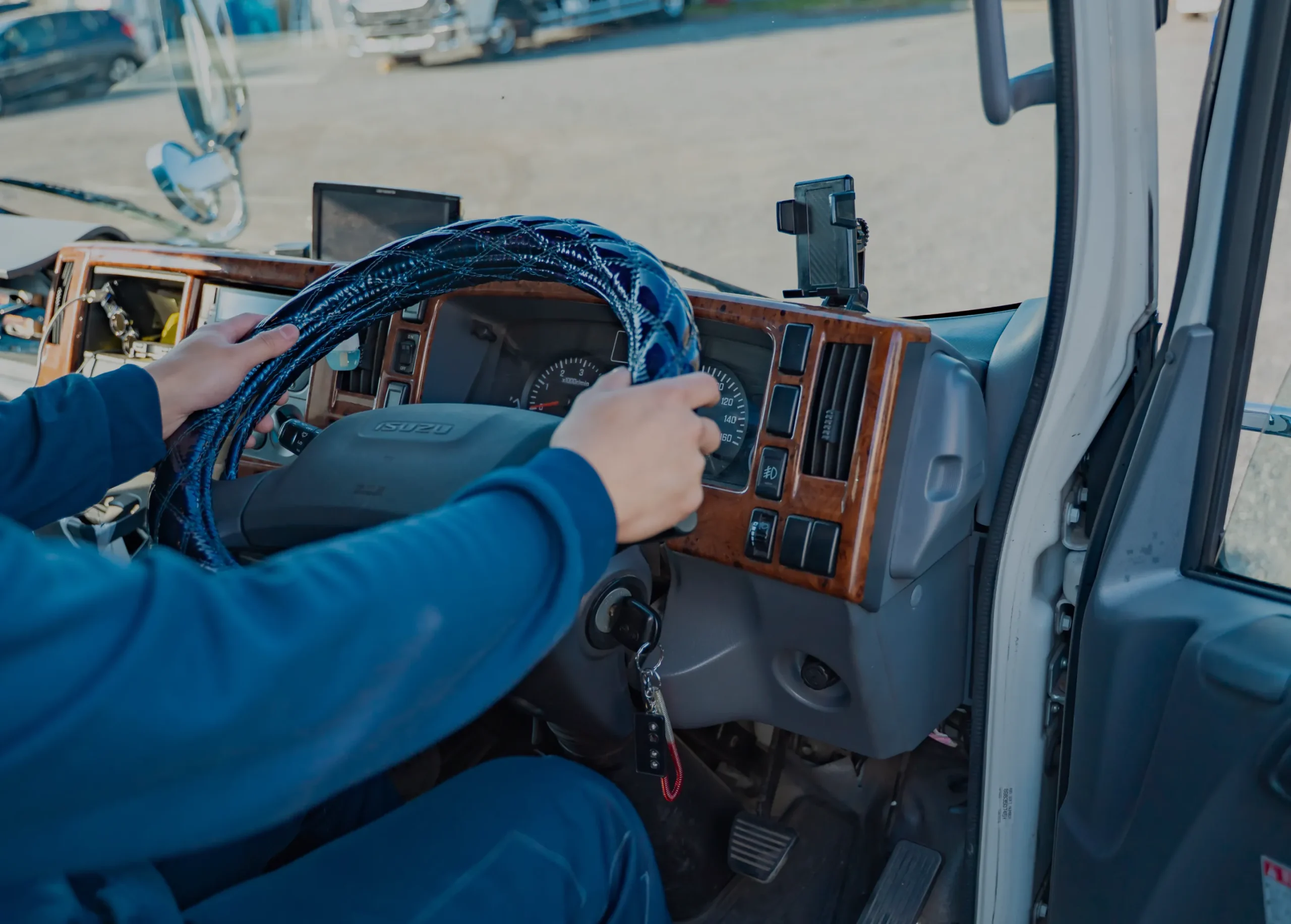 運転席でハンドルを握る手元の様子