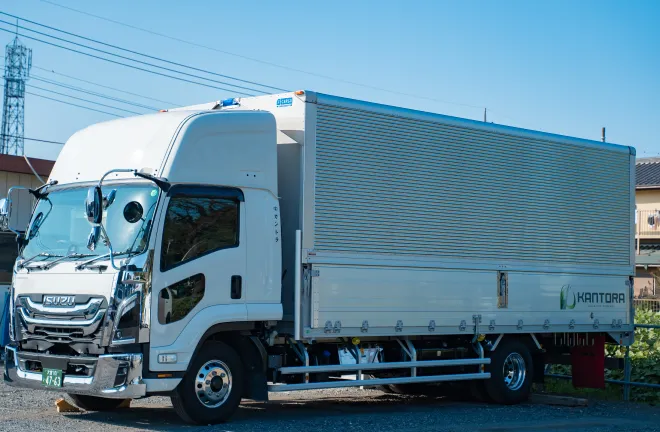 日差しを受けて停車する大型トラックの側面