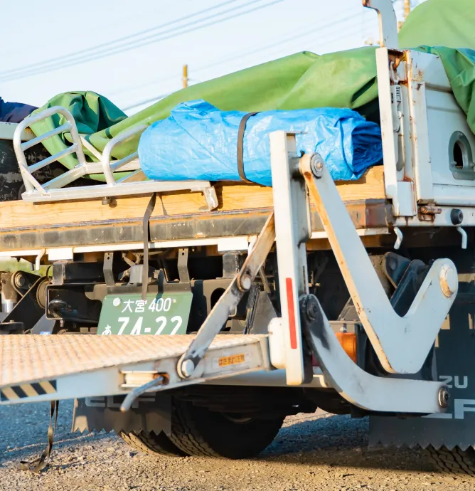 積み込みを行うトラック