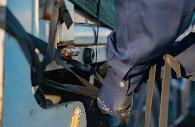 トラックに紐をかける様子